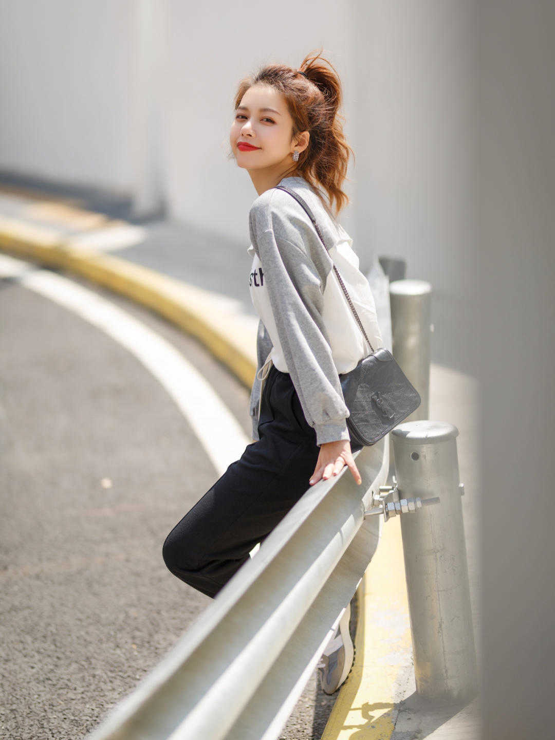 减龄|若你才20岁，别打扮太老！T恤+休闲裤可甜可咸，洋气减龄美翻天