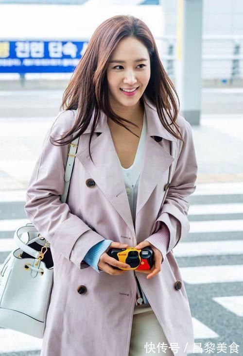 搭配|美女姐姐穿粉色风衣,搭配白高跟有点朴素,低调但气质十足