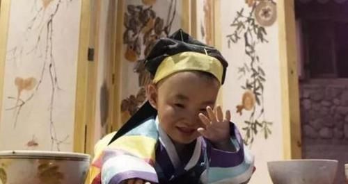 家长们|宝宝抓周,被爷爷随手放的“东西”吸引,全家人笑容逐渐消失