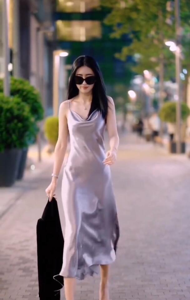 真丝吊带裙真有趣,一定不要穿外衣,照样美得耀眼