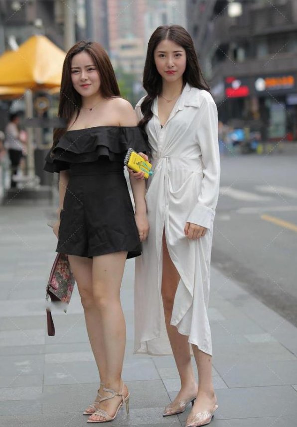 收腰长款连衣裙，搭配透明低跟鞋，贤淑又高雅