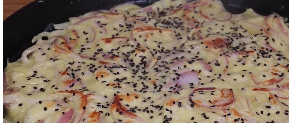 洋葱片|洋葱不要总是炒着吃，淋两个鸡蛋，试试这样做，出锅酥香又解馋