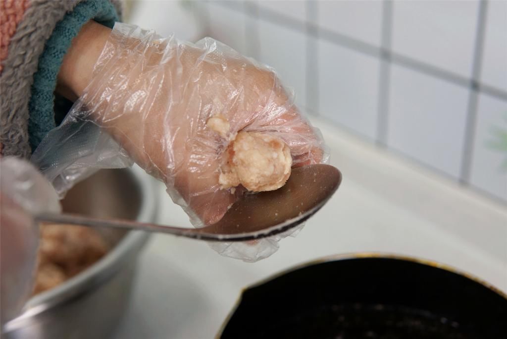 炸肉丸子时，切记“2用2不用”，丸子酥香松软，久放也不变硬
