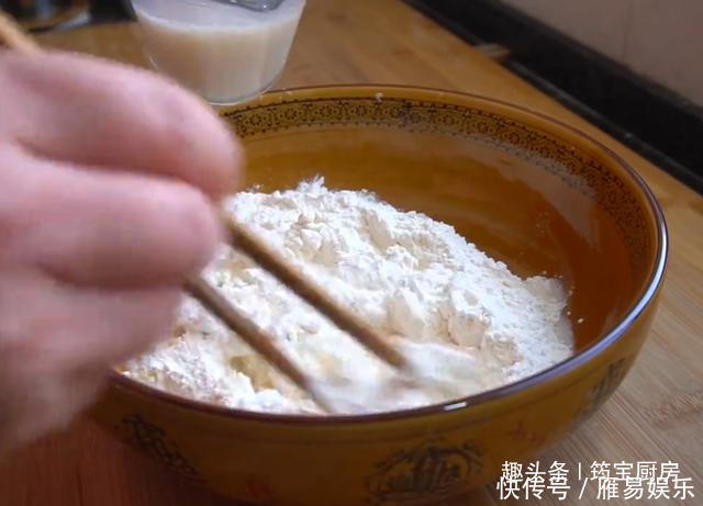 油酥糖饼这样做,孩子再也不吃零食了,又酥又甜,全家都爱吃