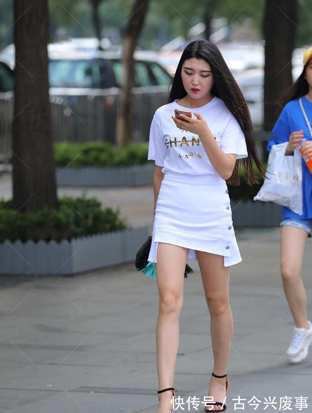 鎏金|纯白色短袖融入鎏金图案，搭配一条白色裙子，清纯唯美