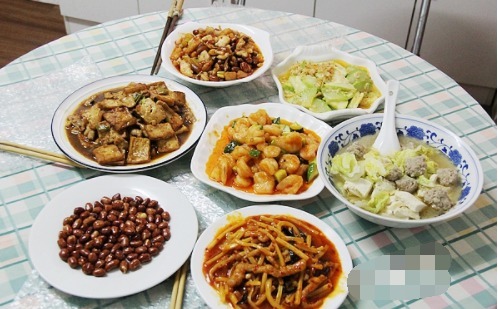 周末一家四口午餐,花费不足50,六菜一汤,简简单单,吃的美美的