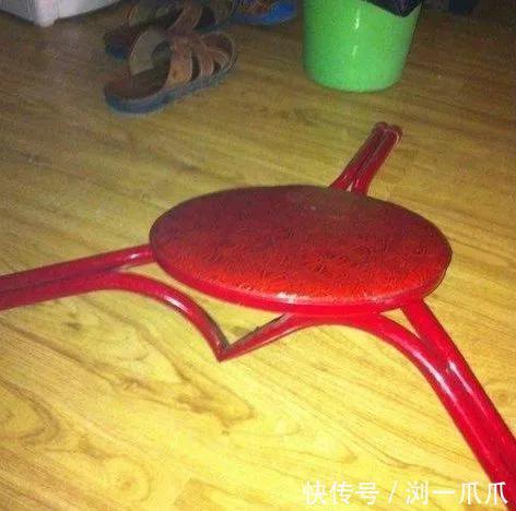 |搞笑GIF：看那双无处安放的小眼神，透出一股小沈阳的淡淡忧桑！