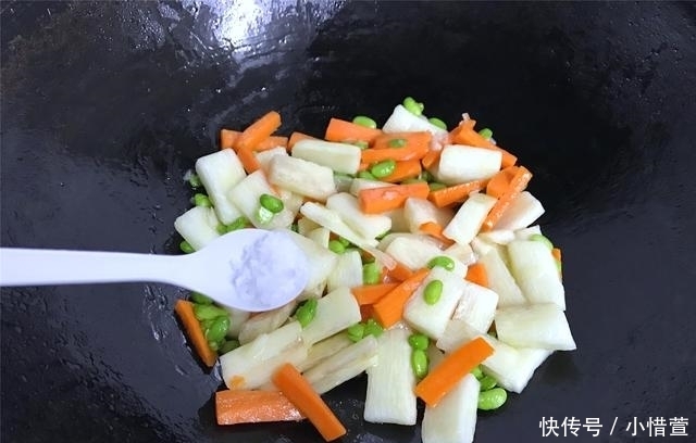 山药去皮后|清炒山药怎样做才清脆不发黑?教你一个小妙招,做出来爽口不变色