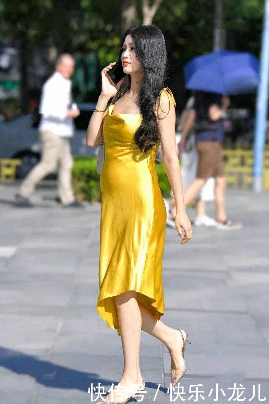 不时|可爱小姐姐这样穿,简单而又有气质,在深秋也有一点亮色!