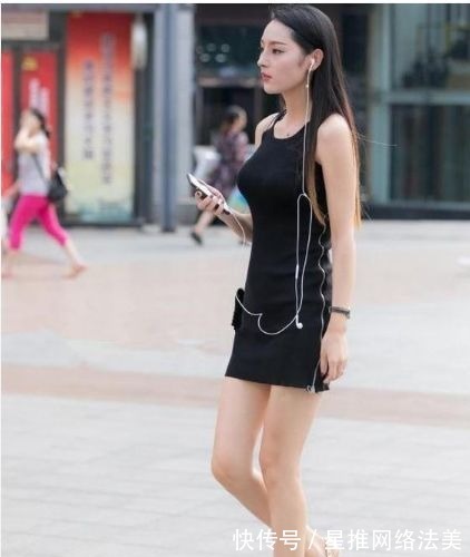 街拍|街拍:短发小姐姐,休闲衫搭配半裙,俏皮又可爱