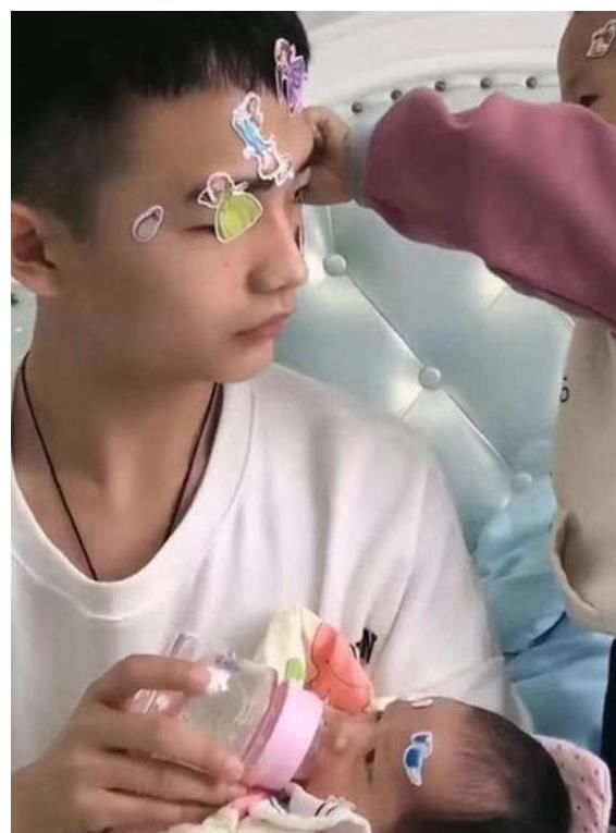 爸爸|“最年轻爸爸”火了,带娃被误认成哥哥,宝妈:这是我老公!