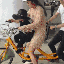 |搞笑GIF:我都不敢这么p,她却敢这么长!