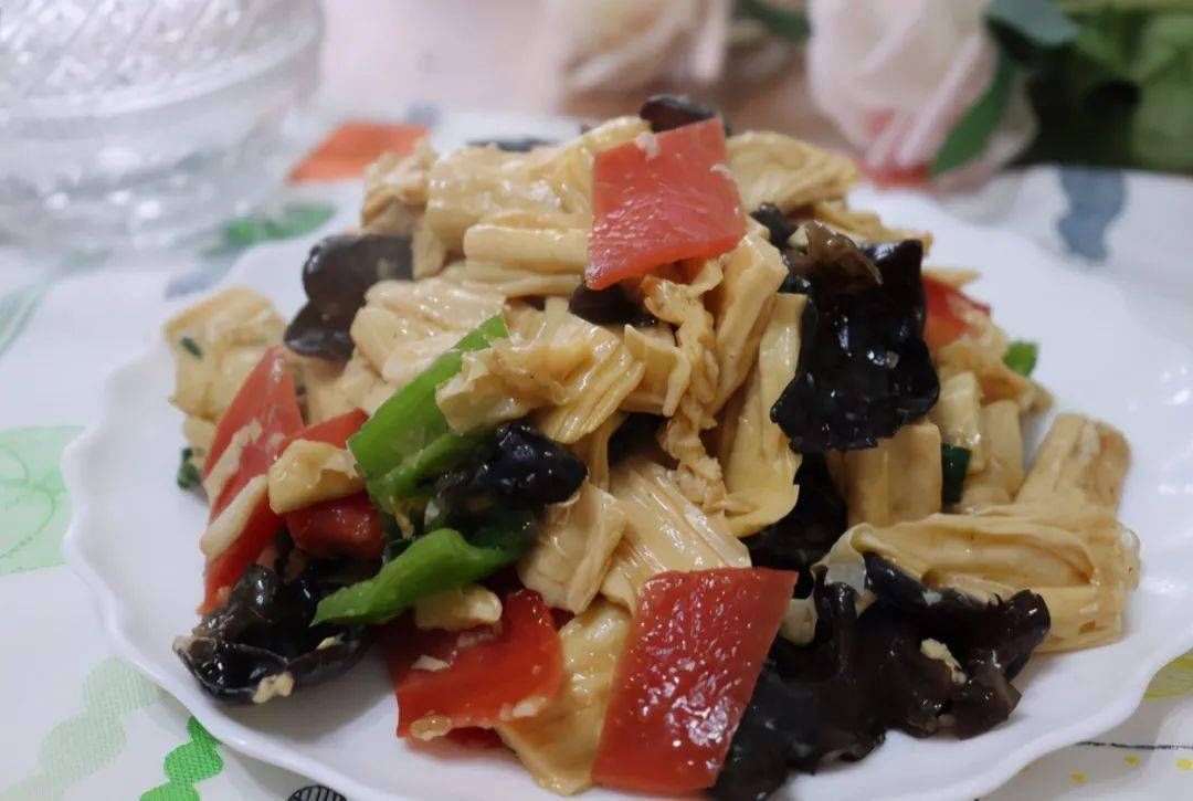 木耳一下锅就“炸锅”,太吓人?掌握4技巧,保证不炸锅,更脆爽