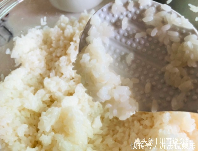 别急|做酒酿,糯米蒸熟别急着撒酒曲,多加1个步骤,米酒香浓放得久