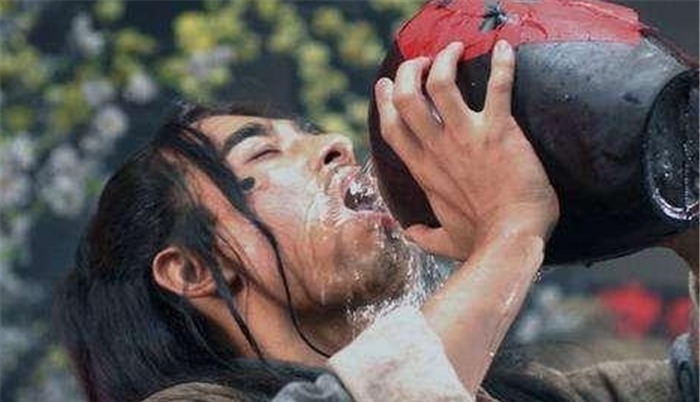 刽子手|在古代,刽子手在行刑前,为何会往刀上喷酒?是封建迷信吗?