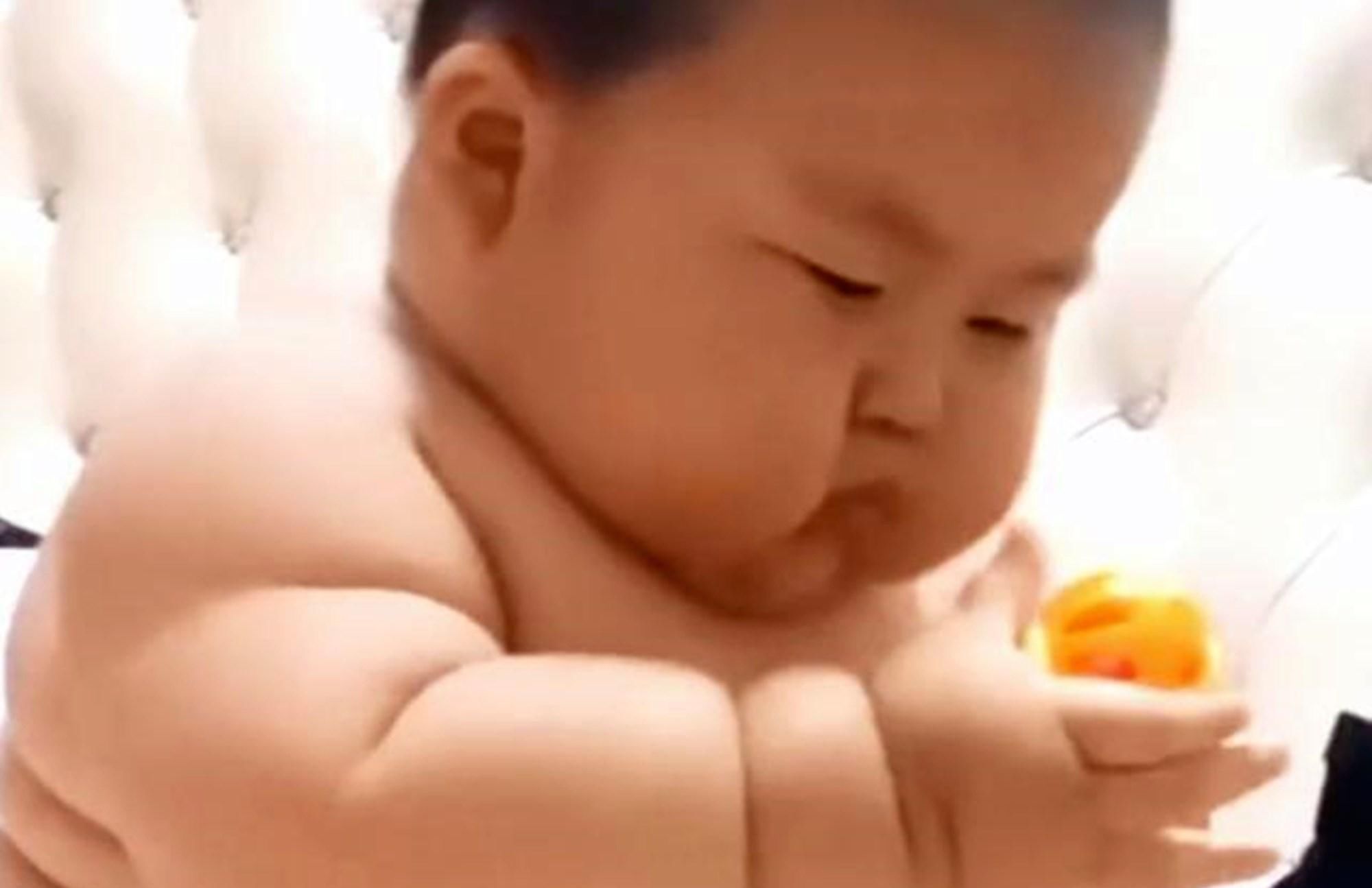 宝宝|1岁宝宝体重30斤,被母乳“催熟”到浑身肉坨,医生别沾沾自喜