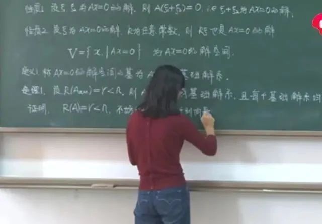 一位大学女教师的课堂板书很惊艳，工整美观，严谨大方，美不胜收