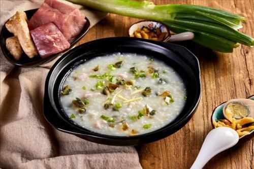 做皮蛋瘦肉粥，粤菜师傅教我2窍门，鲜美不腥，香浓绵滑，真好喝