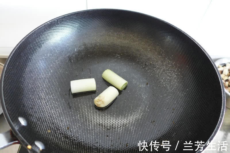 蘑菇|家常葱烧蘑菇，简单炒一炒，比肉都好吃，下饭又解馋