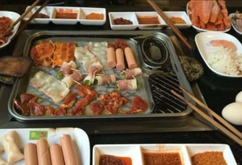  暗示|吃烤肉的时候服务员问你换不换纸，实际上是一种暗示，聪明人秒懂