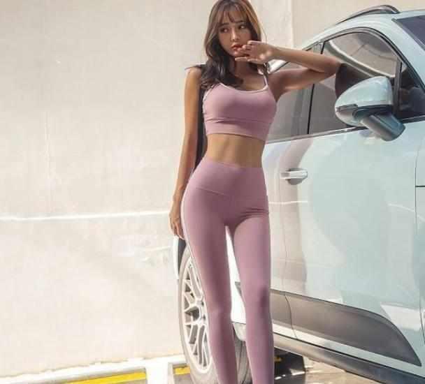 黑打底裤 又到了穿打底裤的季节,搭配出新奇的感觉