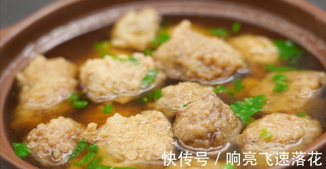汆丸子好吃有诀窍，饭店大厨分享不外传秘方，汤鲜味美饱满多汁！
