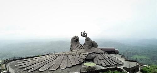 公尺|用10年完成朝天巨鹰引各国游客朝圣61公尺成世界最大鸟类雕塑
