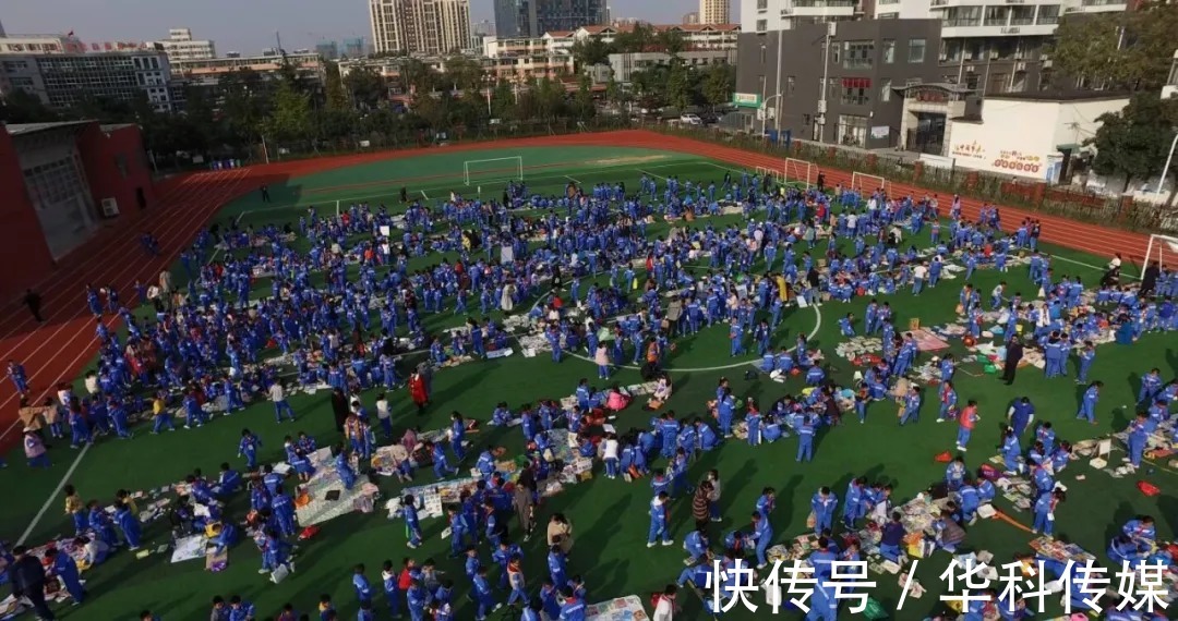 好书@山东省济宁学院附属小学举行读书节图书跳蚤市场活动