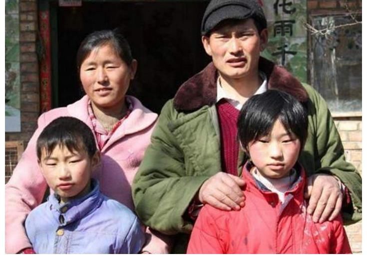 主持人問為什么不離開農(nóng)村，大衣哥的回答展示出了農(nóng)民的愚昧