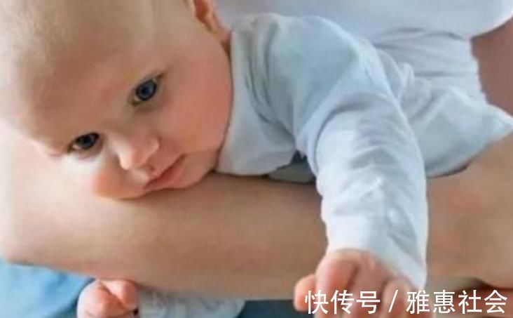 还敢这么抱孩子?当心孩子将来驼背、高低肩,家长可别不当一回事