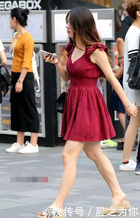 街拍性感大胆明艳的小姐姐,清新美丽又时尚前卫