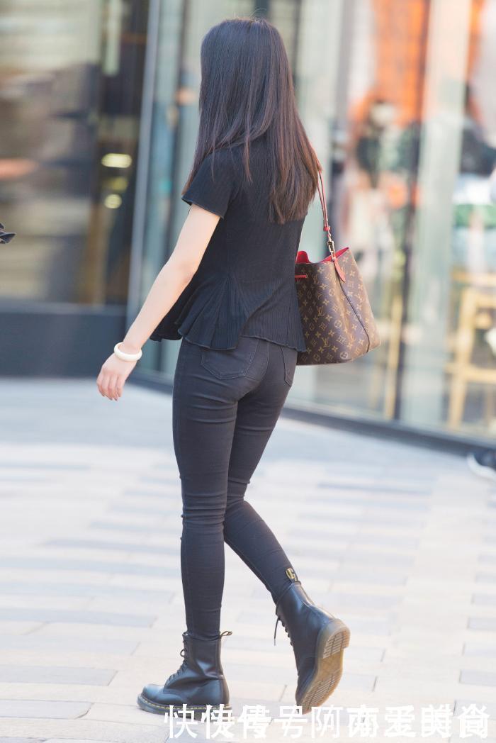 时尚街拍:小姐姐一身黑,包的这么严实不知道热不热?