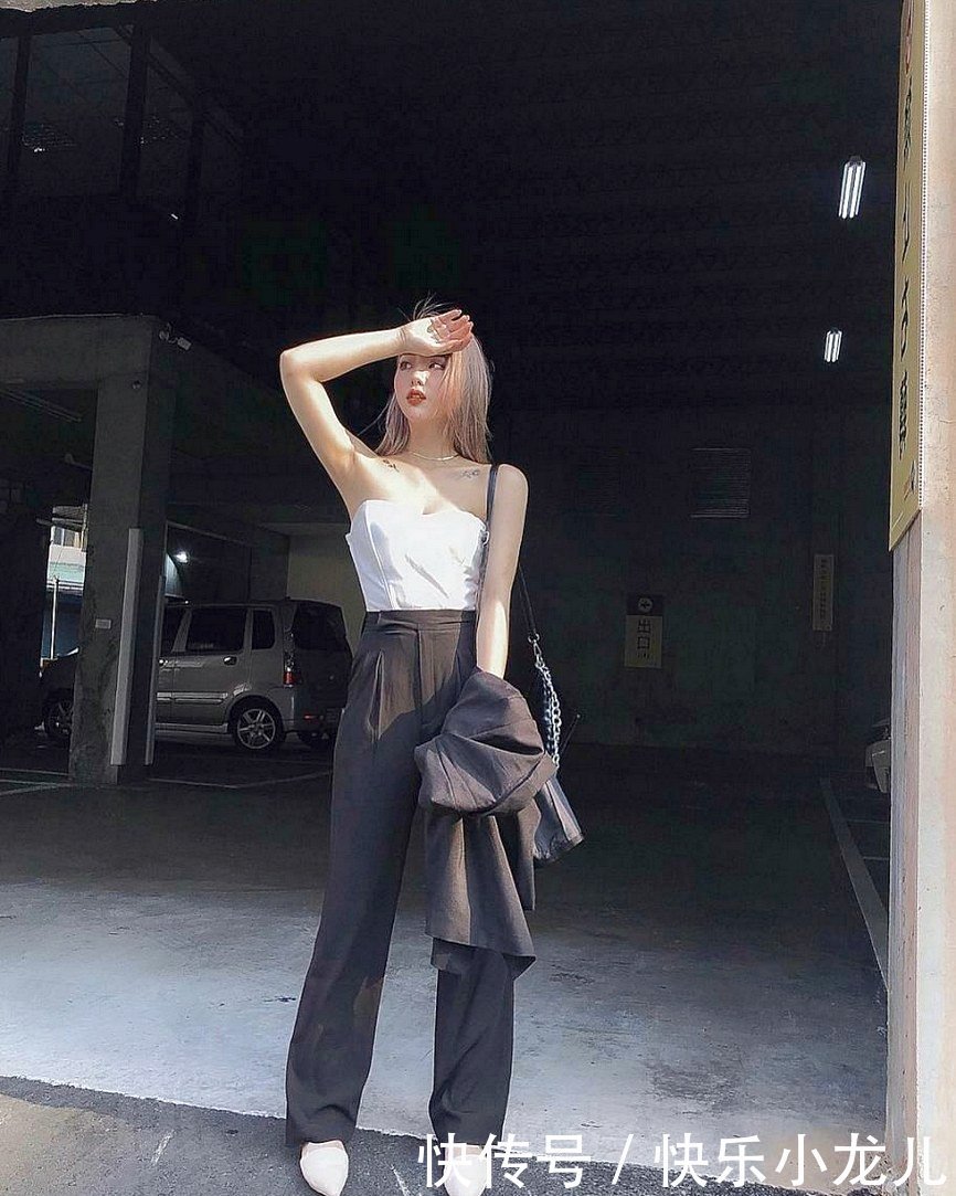 白皙稚嫩的瓜子脸,双眼迷媚有神,灿烂的笑容将人深深吸引