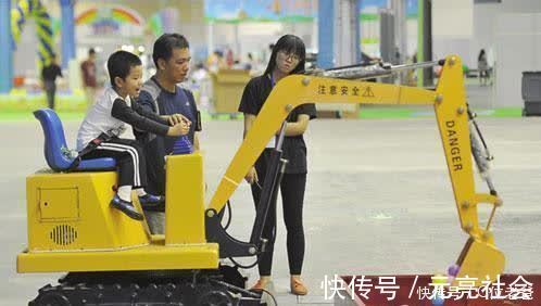 河道|萌娃开“挖机”,在河道旁学工人工作走红,网友:休想划水