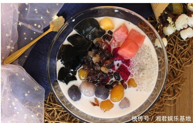 倒入|甜品店仙草水果捞的秘制配方,做法简单,清热降暑,成本才几块钱