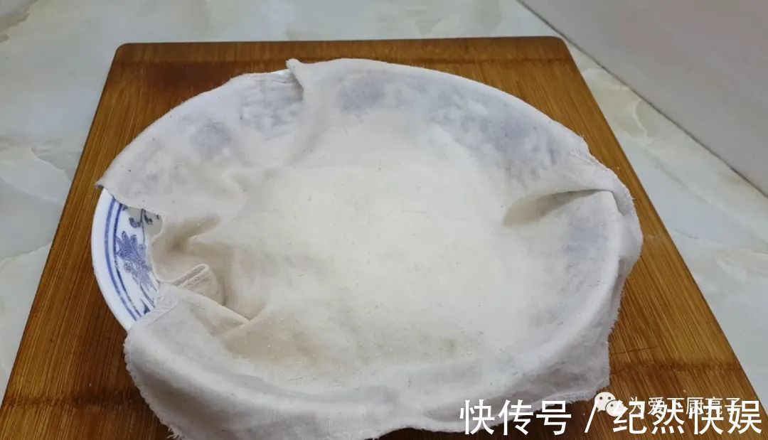 以后鸡蛋饼就这么做，教你简单做法，个个鼓大泡，一次成功不失败