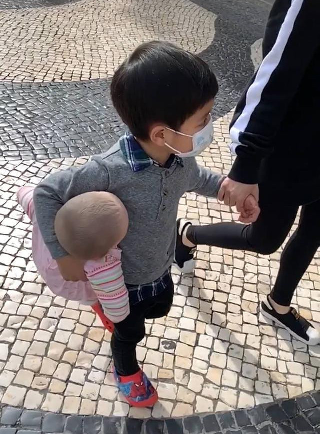 妹妹|儿子闹着要妹妹,宝妈只能给他买一个,看着“兄妹俩”网友乐翻了