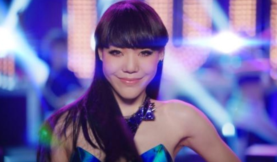 演艺圈|她曾是《好声音》冠军,如今却出现在街头商演,连观众都不买账!