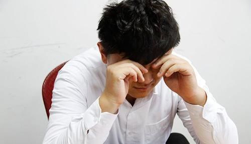 睡着|有的人睡觉时还睁着眼,是咋回事?