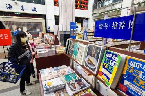 中年|这个春节假期，有些青年在上海书城席地而坐，在书香中度过……