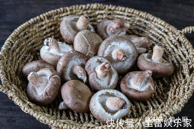 香菇直接用清水洗是大错，学会这个小妙招，脏东西小虫子乖乖溜走