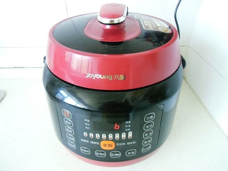 猪蹄这样炖，只需轻轻一按，简单又滋补，全家都能吃