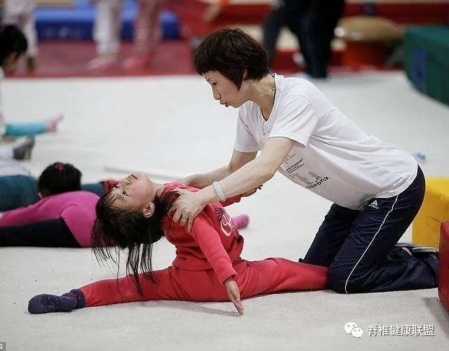 动作|一个动作，导致6岁小女孩截瘫！你的孩子可能也在做！