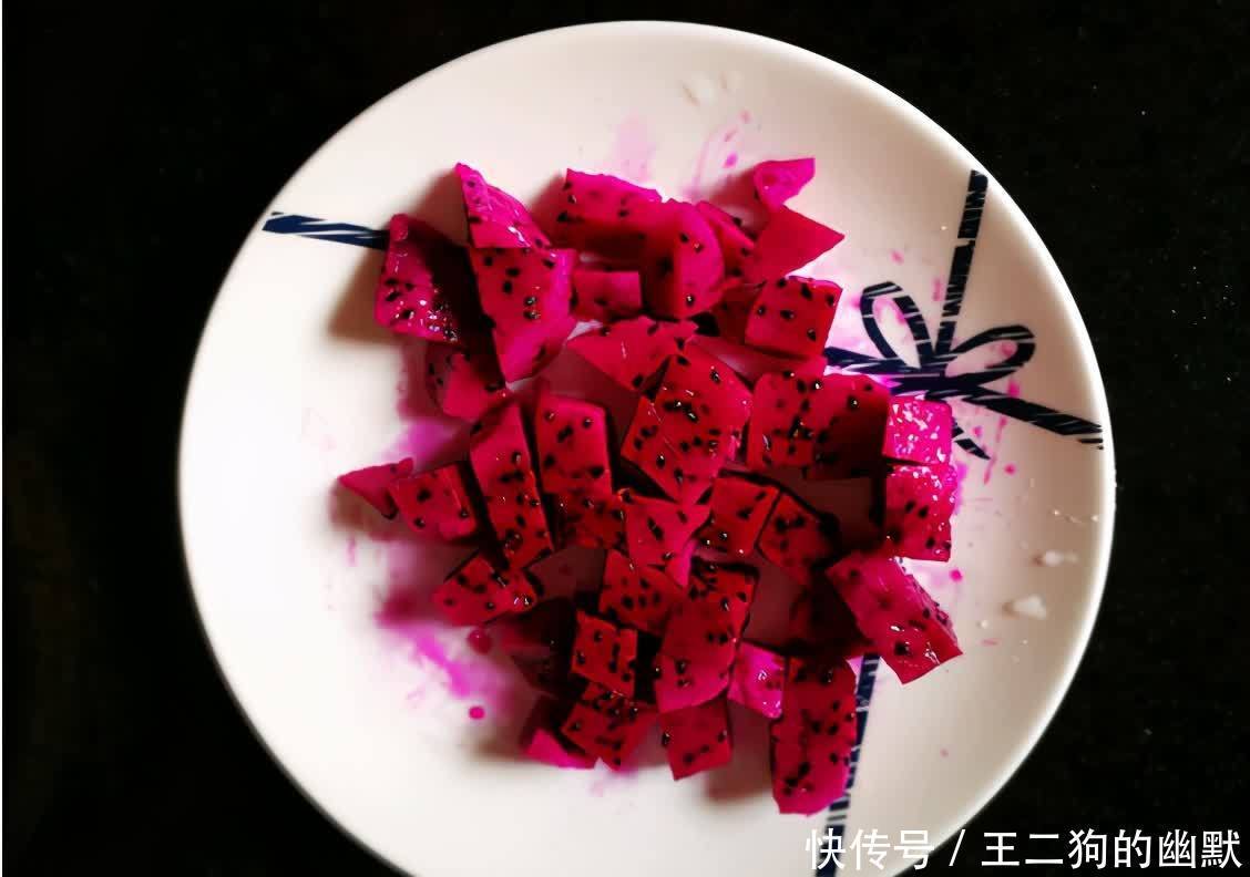 做蛋挞的时候加上一个火龙果,不仅颜值高,味道也很好