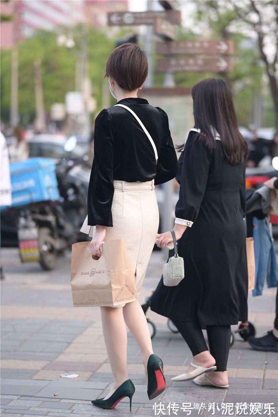 姑娘 精致的姑娘,会选择尖头细跟鞋,鞋跟不用很高