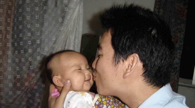 孩子|爸爸姓杨，随口给五胞胎取了名字，上户口时工作人员笑出了声