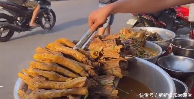 网红小哥甩卖“它”,5元一条,一条半米长,顾客连吃10个不够