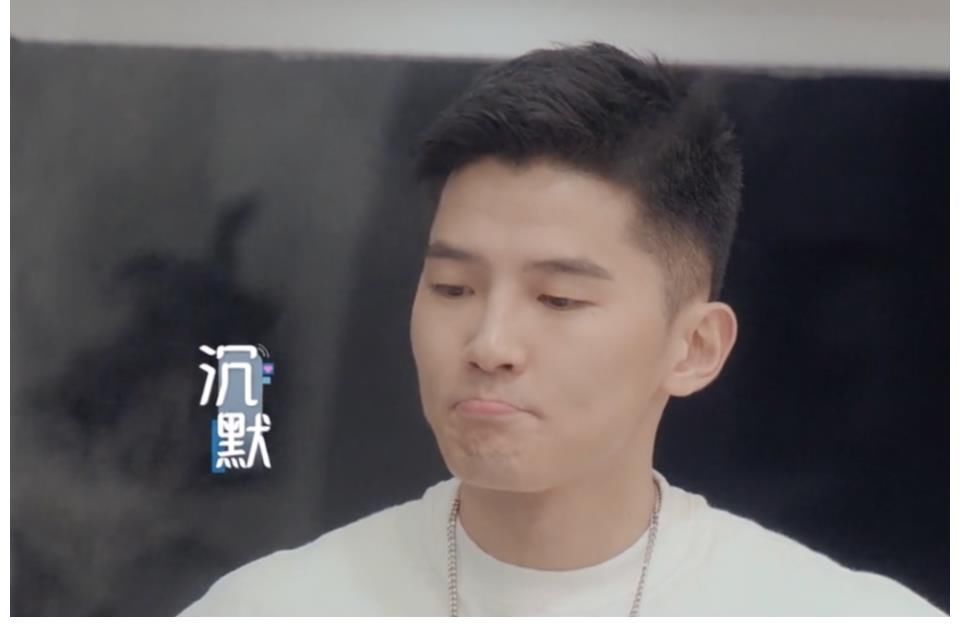 小屋|《心動的信號4》女三裙子太短疑走光，男三脫鞋后不洗手就做飯？