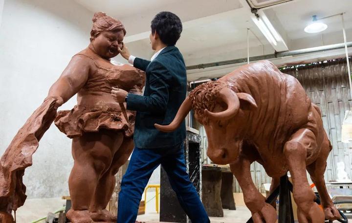 放大|“肥女斗牛”泥稿放大,为西班牙而作