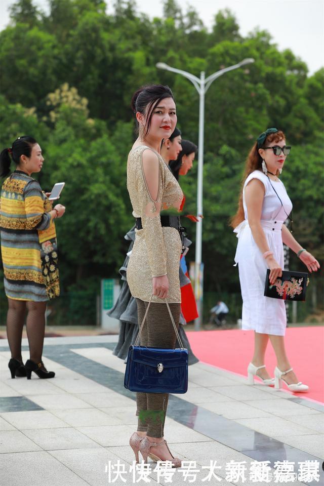 颜色|腰封的加入会让整体搭配更高级,让完美比例展现出来